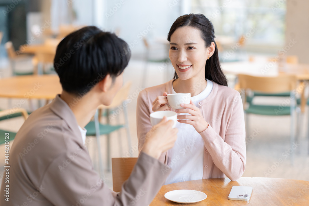カフェでデートをするカップル カフェでデートをするカップル