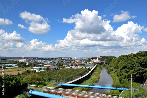 寒川目久尻川と夏の空を覆う白い雲