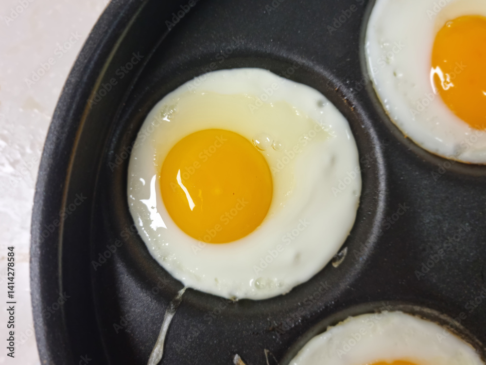 It's a fried egg made half-boiled. It's a fried egg made half-boiled.