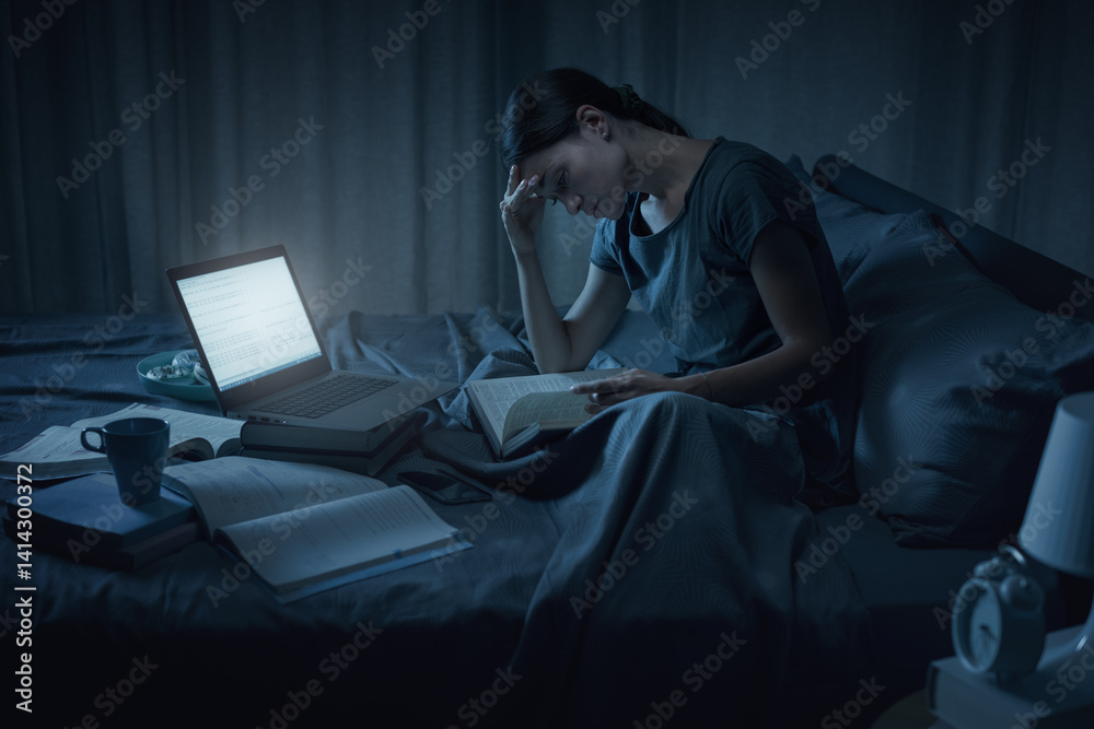 Ταπετσαρία Woman pulling an all-nighter the night before the exam
