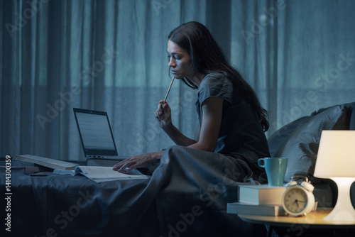 Canvas Print Focused student studying late at night