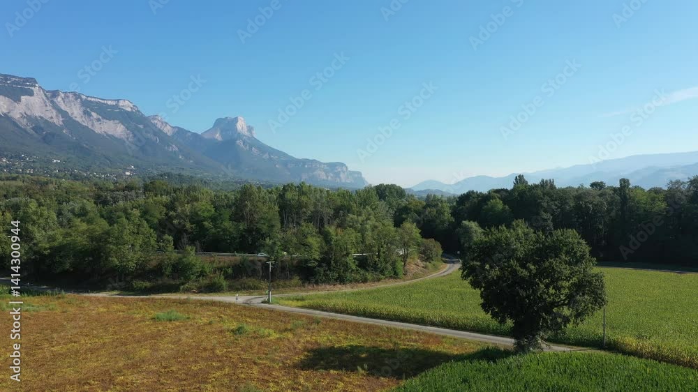 Vallée du Grésivaudan et le massif de la Chartreuse avec la dent de Crolles Vallée du Grésivaudan et le massif de la Chartreuse avec la dent de Crolles
