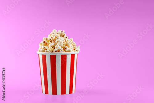 Obraz na płótnie Classic red striped popcorn cardboard cup on Pink background w salonie