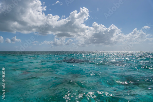 Obraz na płótnie Mesmerizing Turquoise Caribbean Ocean and Dramatic Cloudscape w salonie