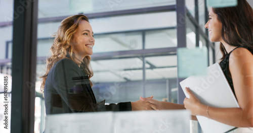 Foto Handshake, greeting and women with smile, office and welcome for job interview with candidate or hello