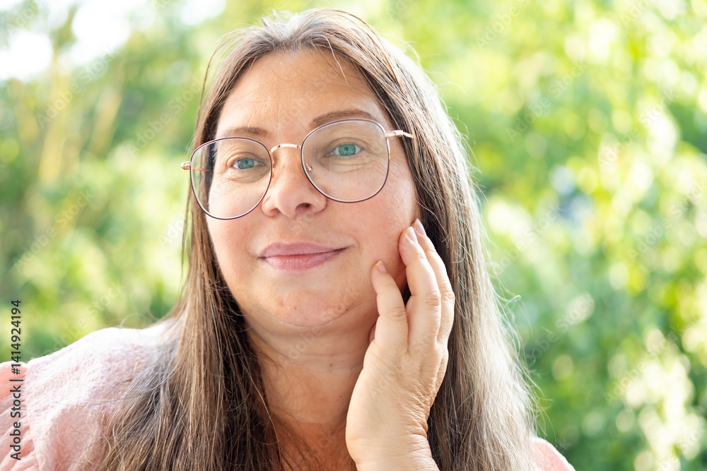 Φωτογραφία closeup face mature woman 55 years old, human fat neck, double saggy chin, Aging