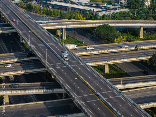 Obraz na płótnie Aerial view city transport junction cross road with vehicle movement w salonie