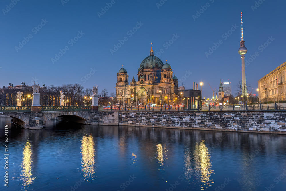 Obraz premium The imposing cathedral and the famous TV Tower of Berlin at dusk