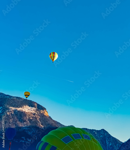 Obraz na płótnie Alpine winter view with hot air balloons at Gosau, Abtenau, Salzkammergut, Salzburg, Austria w salonie