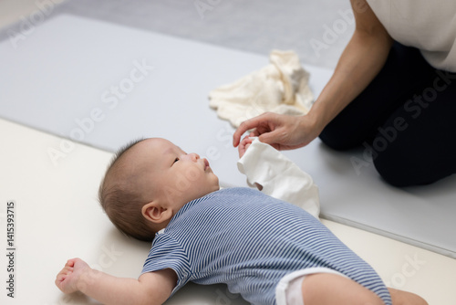 Obraz na płótnie Mum wiping baby with towel in nursery room w salonie