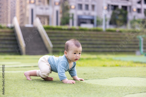Obraz na płótnie Little baby explore nature on fresh grass w salonie