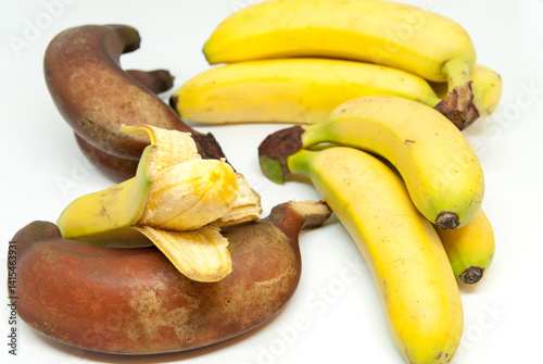 Obraz na płótnie yellow and brown bananas on white background w salonie