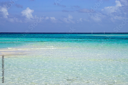 Fototapeta Naklejka Na Ścianę i Meble -   Sunny tropical beach paradise on the Maledives
