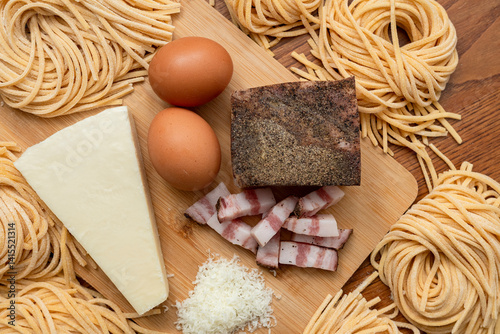 Carta da parati Ingredientes del tradicional plato de pasta italiana a la carbonara