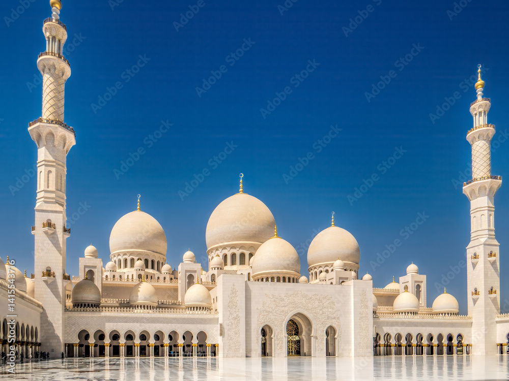Fototapeta premium Abu Dabi. Sheikh Zayed mosque on in Abu Dabi, UAE.