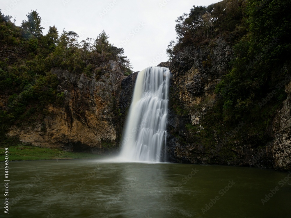 Obraz premium Silky smooth long exposure shot of Hunua Falls, Wairoa River waterfall in Hunua Ranges Regional Park Auckland Region North Island New Zealand