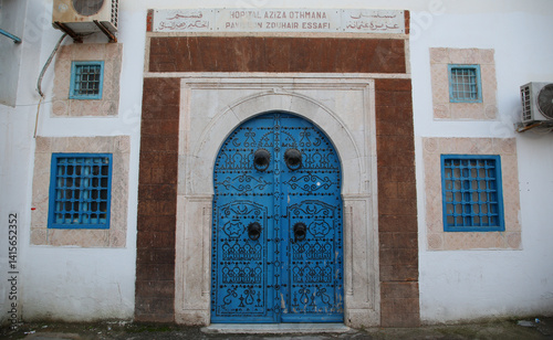 Puerta del Hospital Aziza Othamana, Túnez