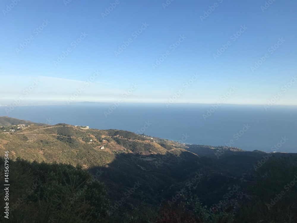Fototapeta premium view from the top of the mountain overlooking the ocean in California