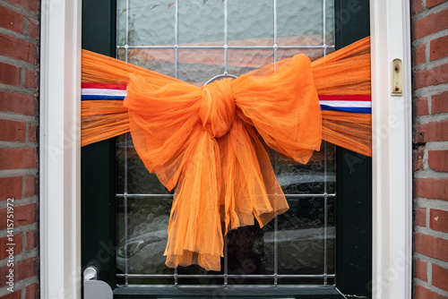 Dekorierte Tür zum Koningsdag in den Niederlanden