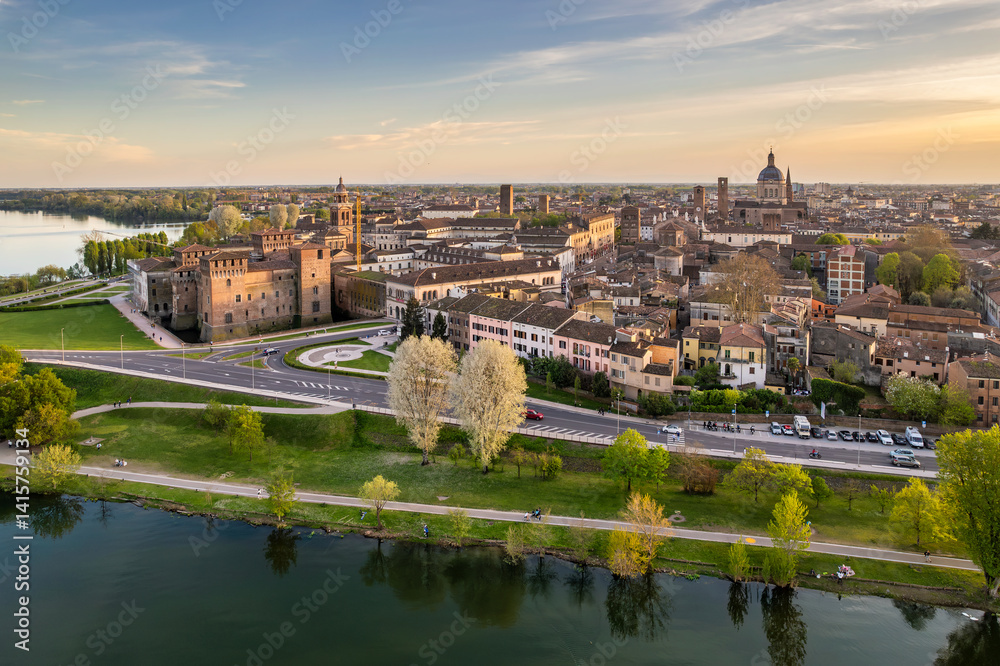 Obraz premium Romantic charming sunset cityscape of Mantua, Italy