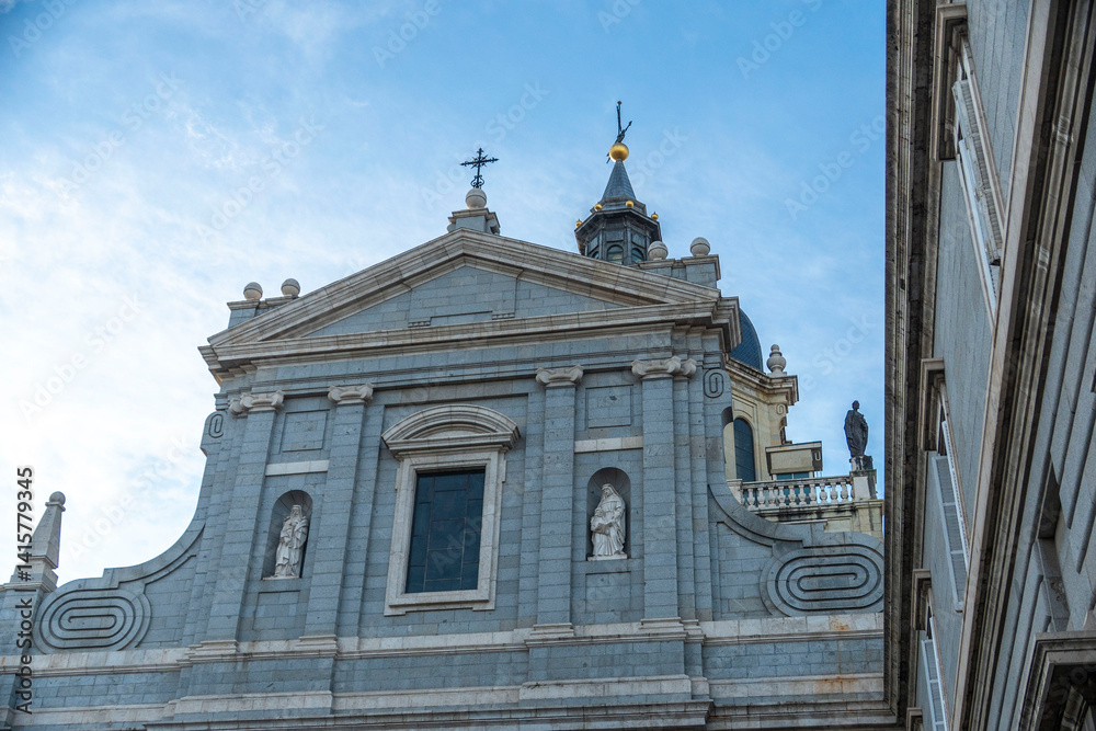 Fototapeta premium There is a large building that features a prominent clock tower on top of it