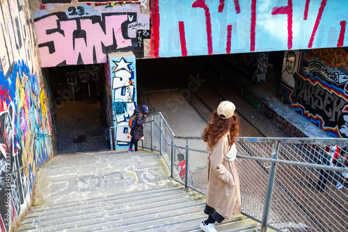 Konstfotografi Graffiti sur l'ancienne voie ferrée de la petite ceinture dans le quatorzième ar