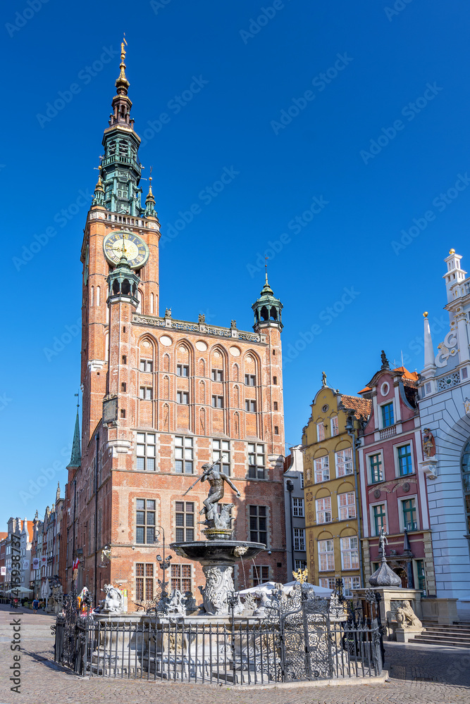 Naklejka premium Neptune Fountain (Fontanna Neptuna) in front of Old Town City Hall at Long Market Dlugi Rynek in old town city center, Gdansk, Poland.