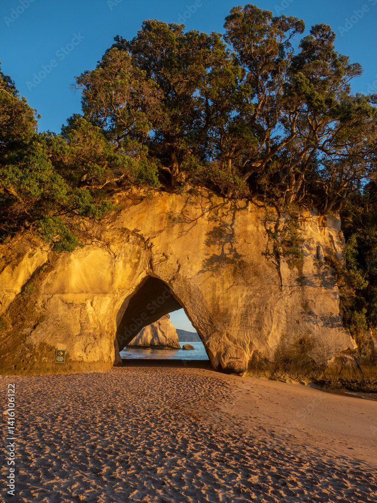 Fotobehang Cathedral Cove Sunrise in Cathedral Cove, New Zealand #1416106122