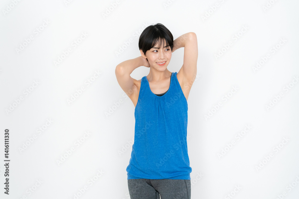白バックでフィットネスをする若い女性 白バックでフィットネスをする若い女性