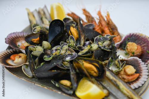Plato de mariscos a la parrilla compuesto por almejas, camarones, cangrejos, mejillones, vieiras, navajas y langosta.