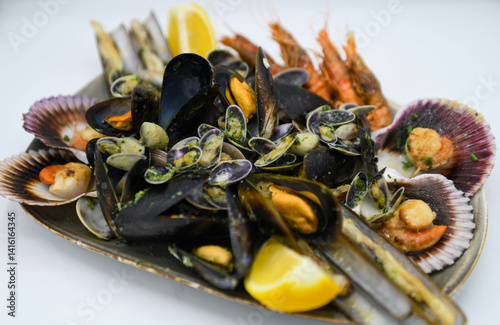 Plato de mariscos a la parrilla compuesto por almejas, camarones, cangrejos, mejillones, vieiras, navajas y langosta.