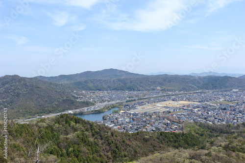 菩提寺山から見下ろす風景　名神高速道路と菩提寺の住宅地