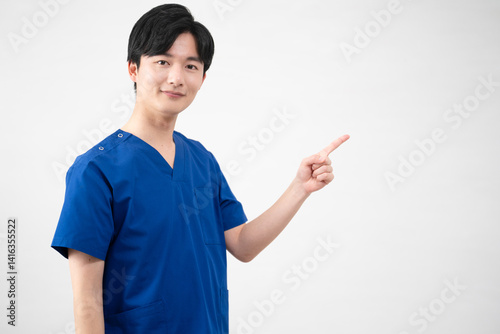 医療用スクラブを着ている若い男性 photo