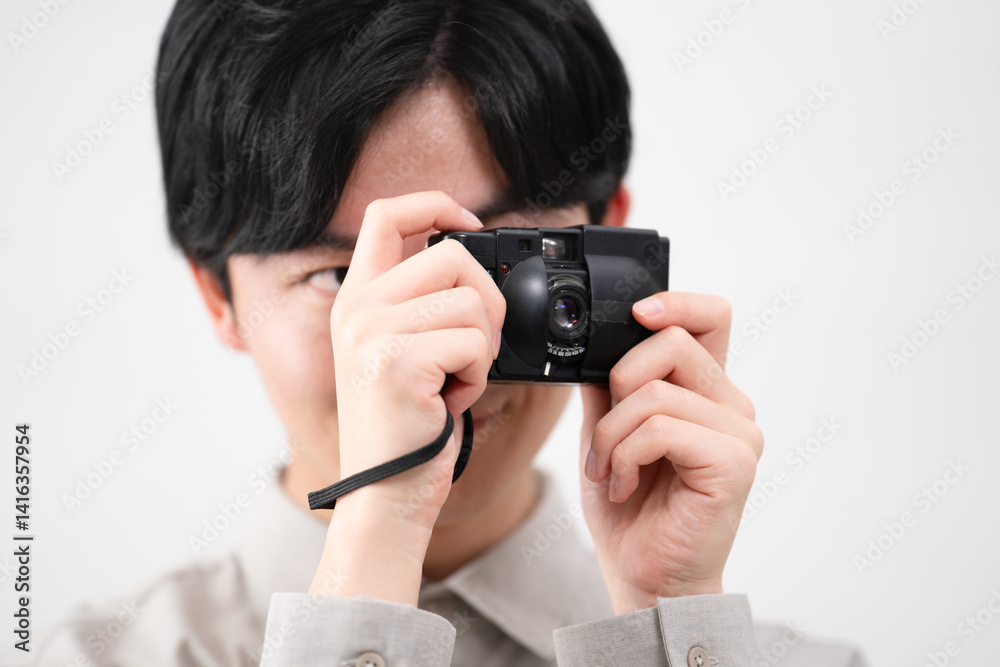 フィルムカメラを持っている若い男性 フィルムカメラを持っている若い男性