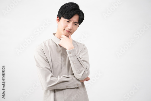 長袖シャツを着ている若い男性　ライフスタイルイメージ