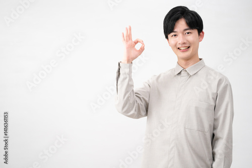 長袖シャツを着ている若い男性　ライフスタイルイメージ