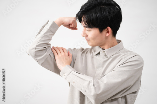 長袖シャツを着ている若い男性　ライフスタイルイメージ