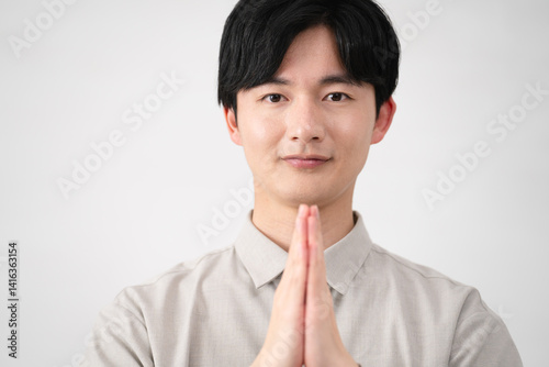 長袖シャツを着ている若い男性　ライフスタイルイメージ