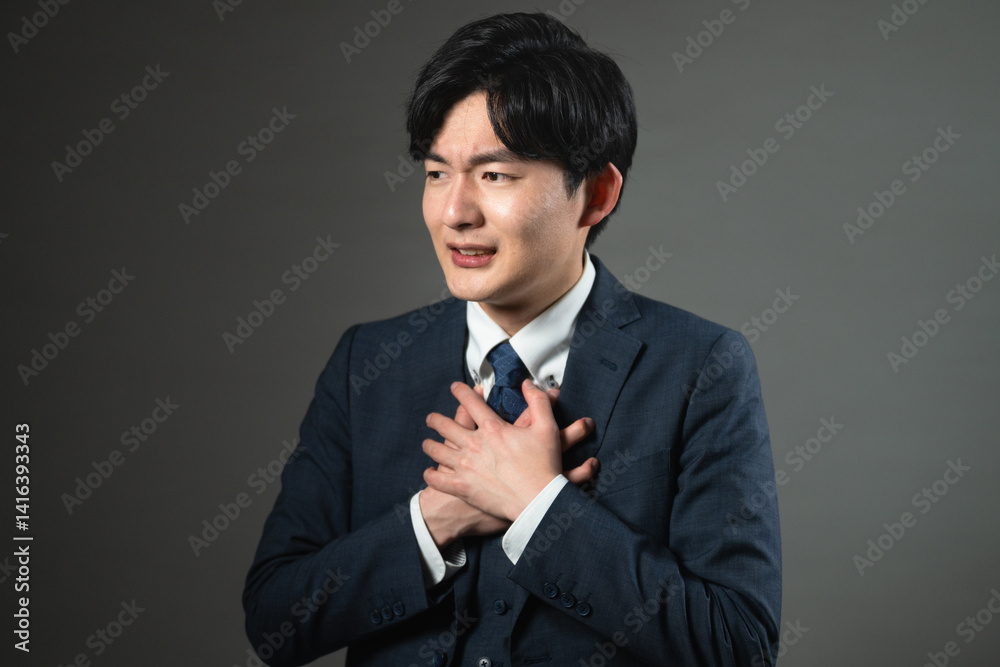 スーツ姿の若い男性 ビジネスイメージ スーツ姿の若い男性 ビジネスイメージ