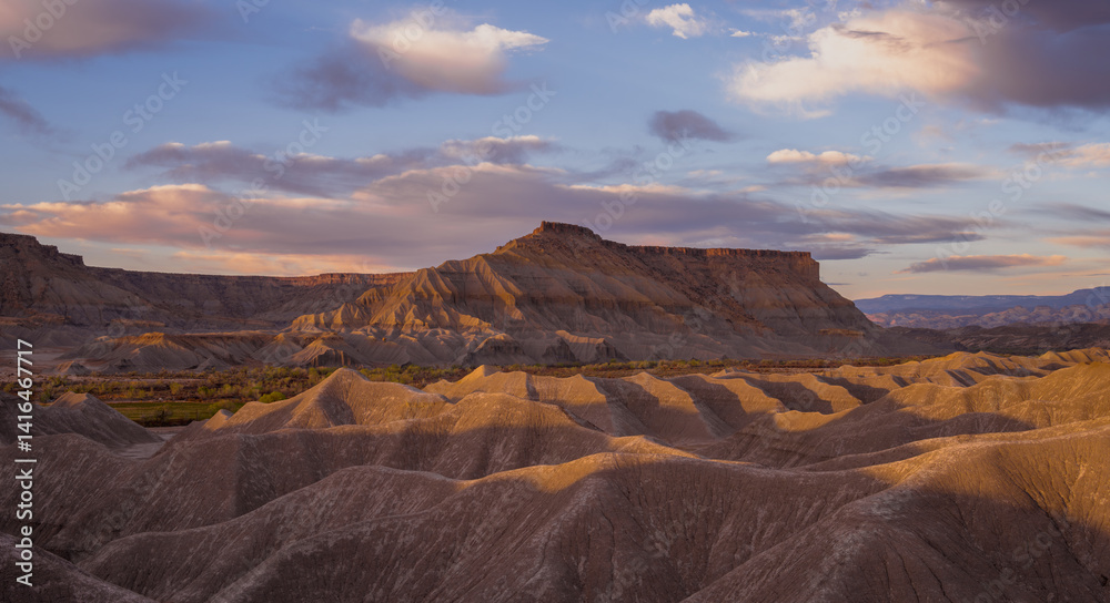 Naklejka premium Sunrise in the Badlands of Utah