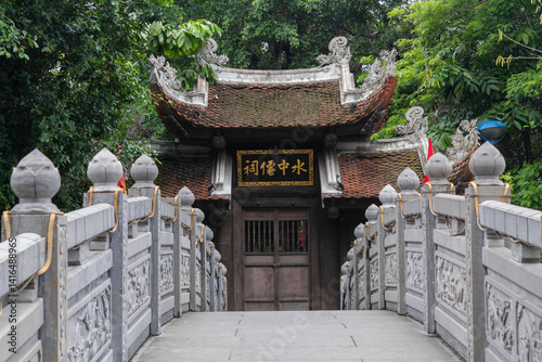 Puente de piedra hacia un templo misterioso en vietnam photo