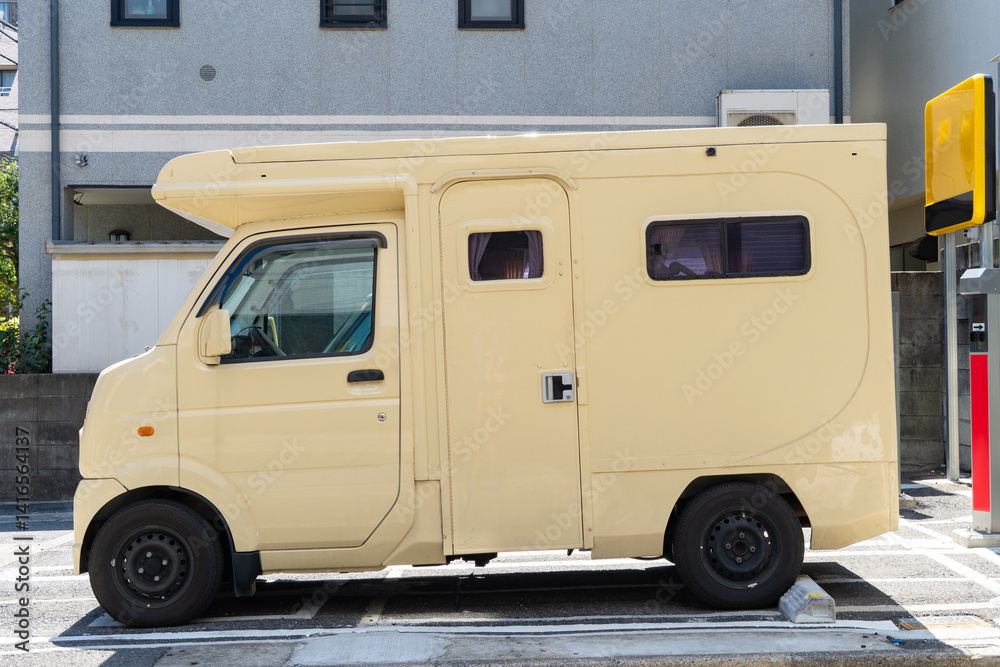 Naklejka premium クリーム色の軽自動車のキャンピングカー