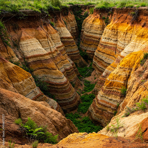 Obraz na płótnie A cliff wall with different layers of soil sedimentation w salonie