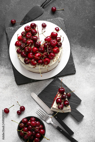 Delicious red velvet cake w...