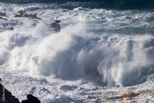 Obraz na płótnie big waves in Porto Moniz, Madeira w salonie