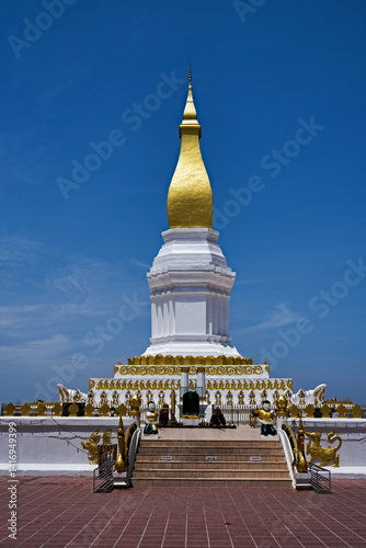 Obraz na płótnie The golden stupa of Sikhottabong, between history and spirituality w salonie