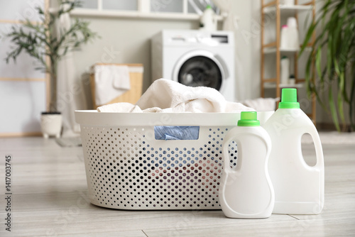 White laundry basket with c...