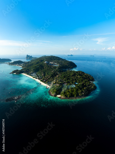Obraz na płótnie Top-down aerial shot of Phi Phi Don island, showcasing tropical beaches, lush vegetation, and clear turquoise waters in southern Thailand. w salonie