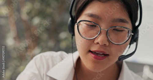 Foto Telecommunications operator, customer advisor, elegant woman with glasses workin
