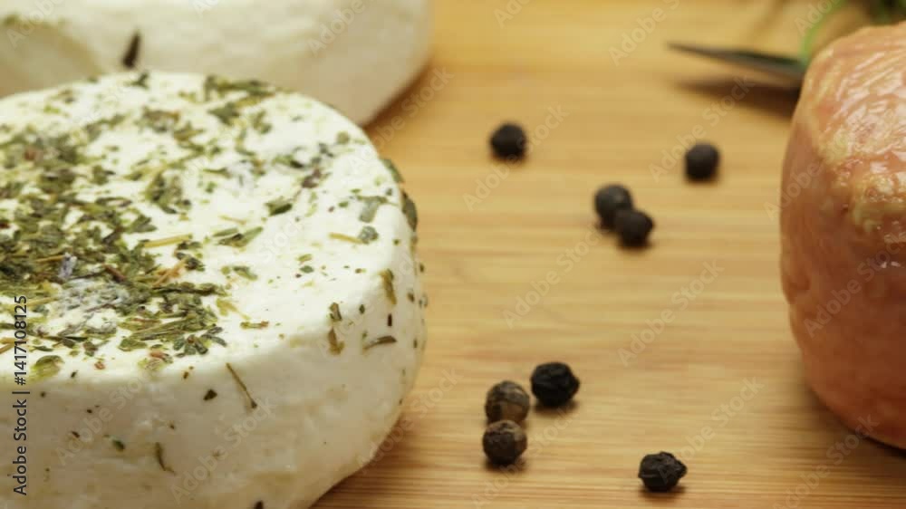 plusieurs fromages français sur une planche à découper